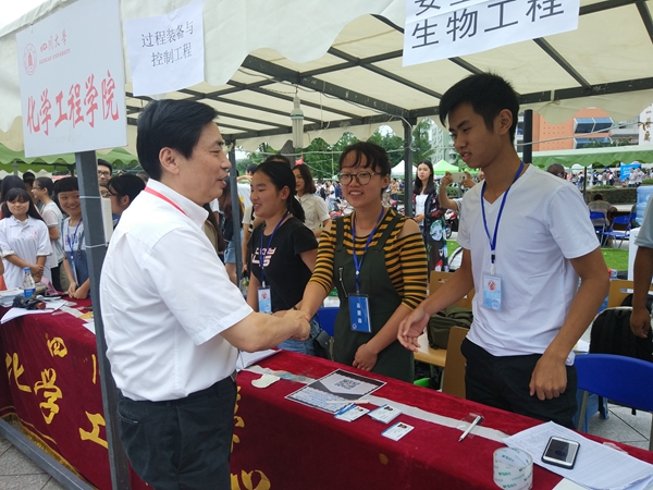 謝和平校長與參與迎新工作的同學(xué)握手_副本.jpg 謝和平校長與參與迎新工作的同學(xué)握手_副本.jpg