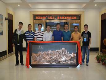 clip_image024.jpg 西北民大厚重禮品.jpg