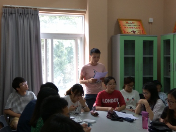 張家輝同志在做自我分享.jpg 張家輝同志在做自我分享.jpg