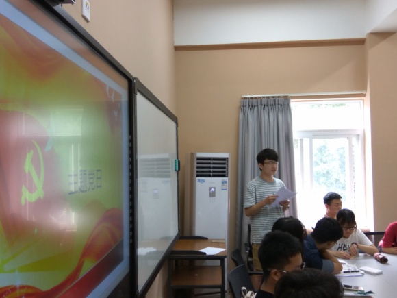 韓子軻同志在做自我分享.jpg 韓子軻同志在做自我分享.jpg