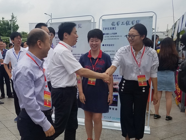 謝和平校長與現(xiàn)場老師握手_副本.jpg 謝和平校長與現(xiàn)場老師握手_副本.jpg